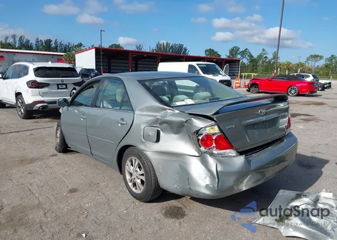 2005 Toyota Camry Le z USA, uszkodzony, nr VIN 4T1BF32K15U614073